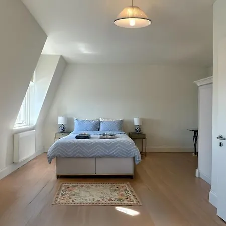 Spacious Guest Studio - En-Suite - Central - Calm View